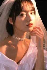 畅销巨著离婚后，前军嫂她靠实力暴富